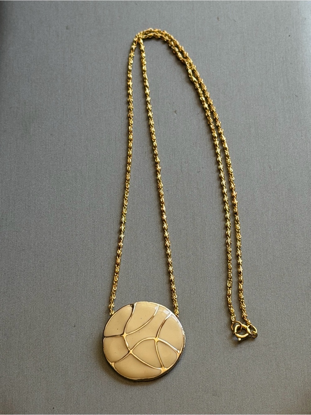 Cream Enamel Abstract Side Threaded Gold Tone Pendant Rope Style 24” Chain